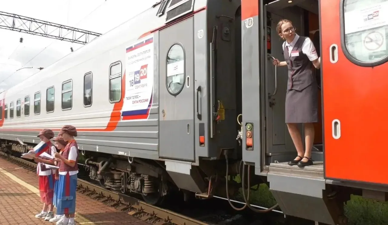 🚂 Брендированный пассажирский поезд "Россия" проследовал по станции Биробиджан