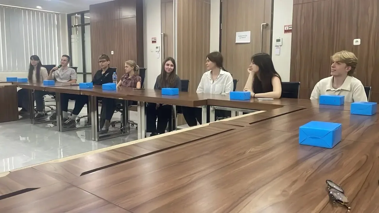 В Университете Мерку Буана (г.Джакарта, Индонезия) студенты программы двух дипломов и с...