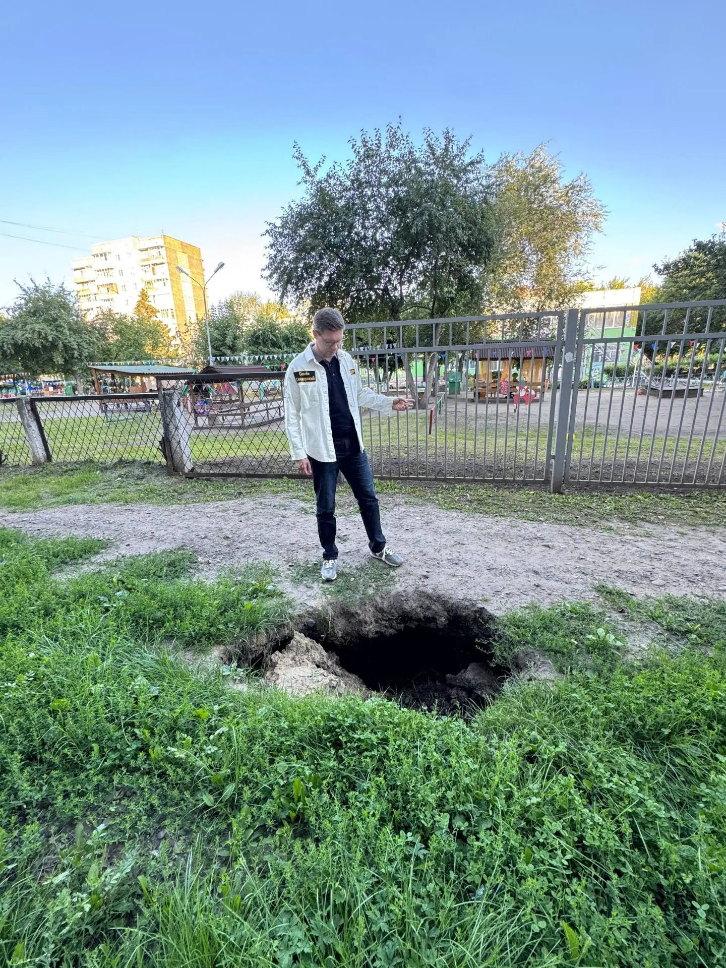 В шаге от трагедии: провалы на Ферганской угрожают жителям, детскому саду и дому