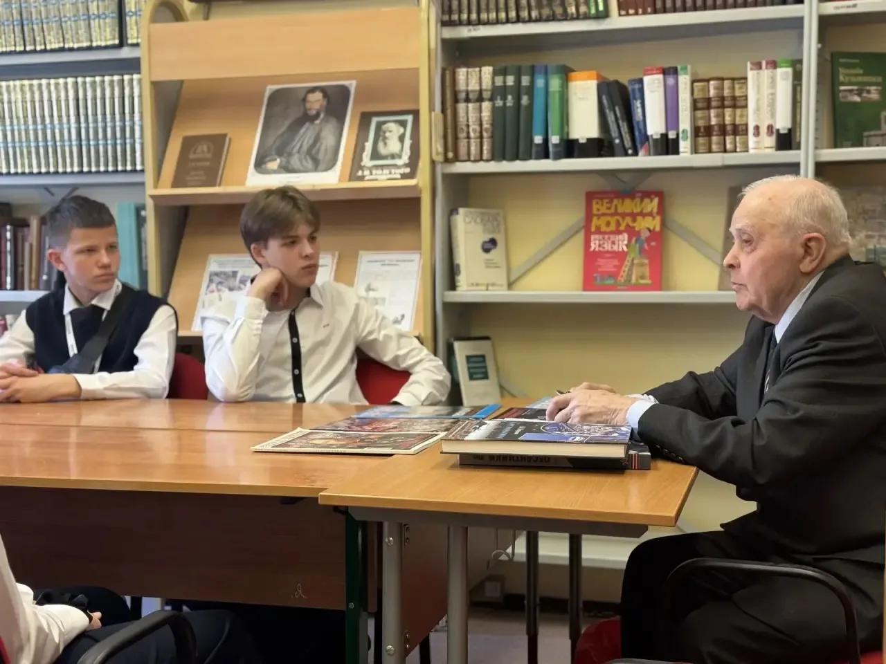 🇷🇺 Диалог поколений – встреча с удивительным человеком!  В нашей школе прошла незабываемая встреча с