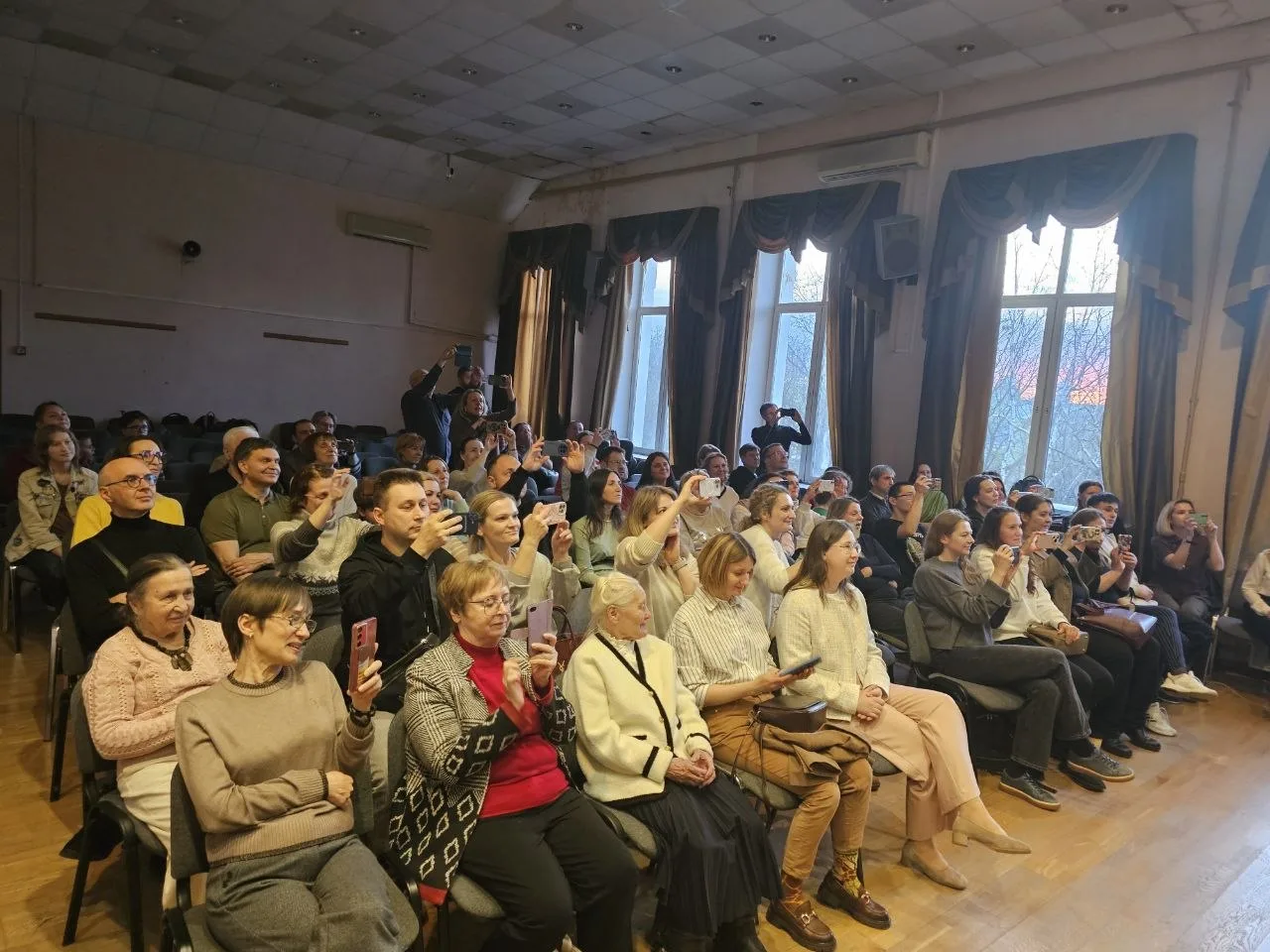 Концерт для родителей от 8М и 8Н классов!  Родители подростков знают: на вопрос «Как дела в школе?» 