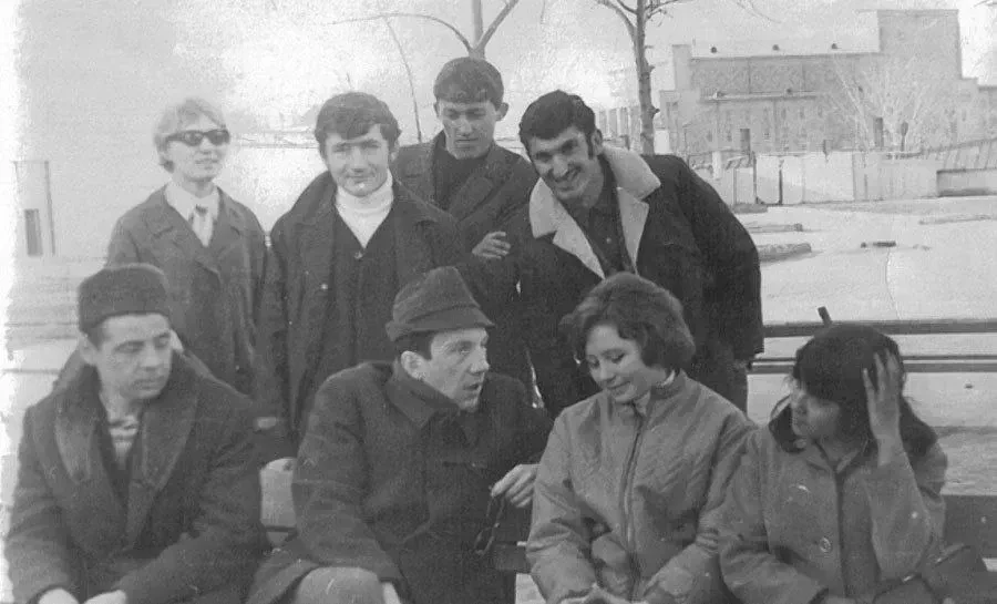 На съёмках кинокомедии «Джентльмены удачи», что вышел в 1971 году. Савелий Крамаров, ка...