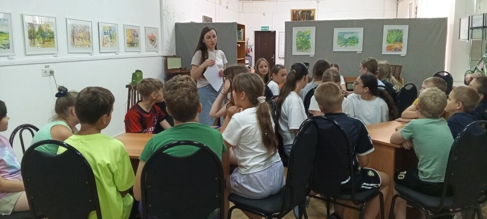 Второй месяц подряд в музее не смолкает смех детей из летних школьных лагерей! Дни выдались насыщенн