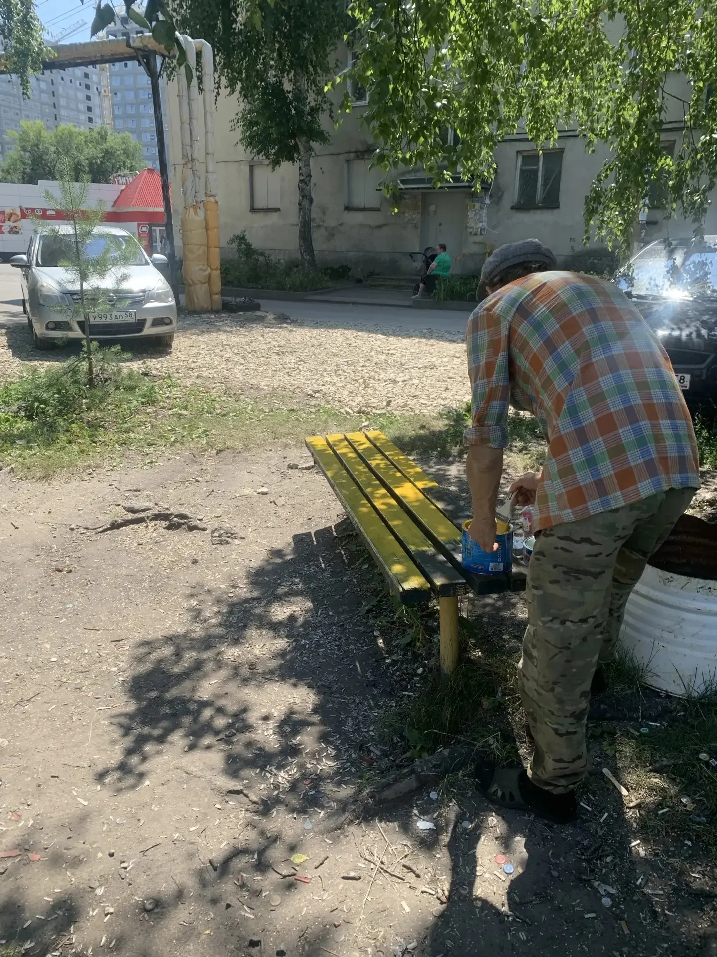Обновили краской лавочки и покосили газоны по адресам: