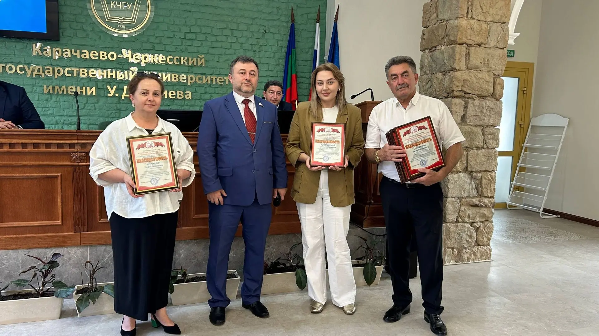 Народный фольклорно-этнографический ансамбль «Эски-Джурт» под руководством заслуженного...