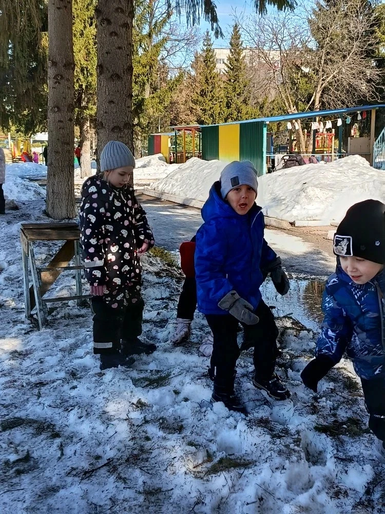 Прогулка на свежем воздухе группы "Дельфинчики"🐬
