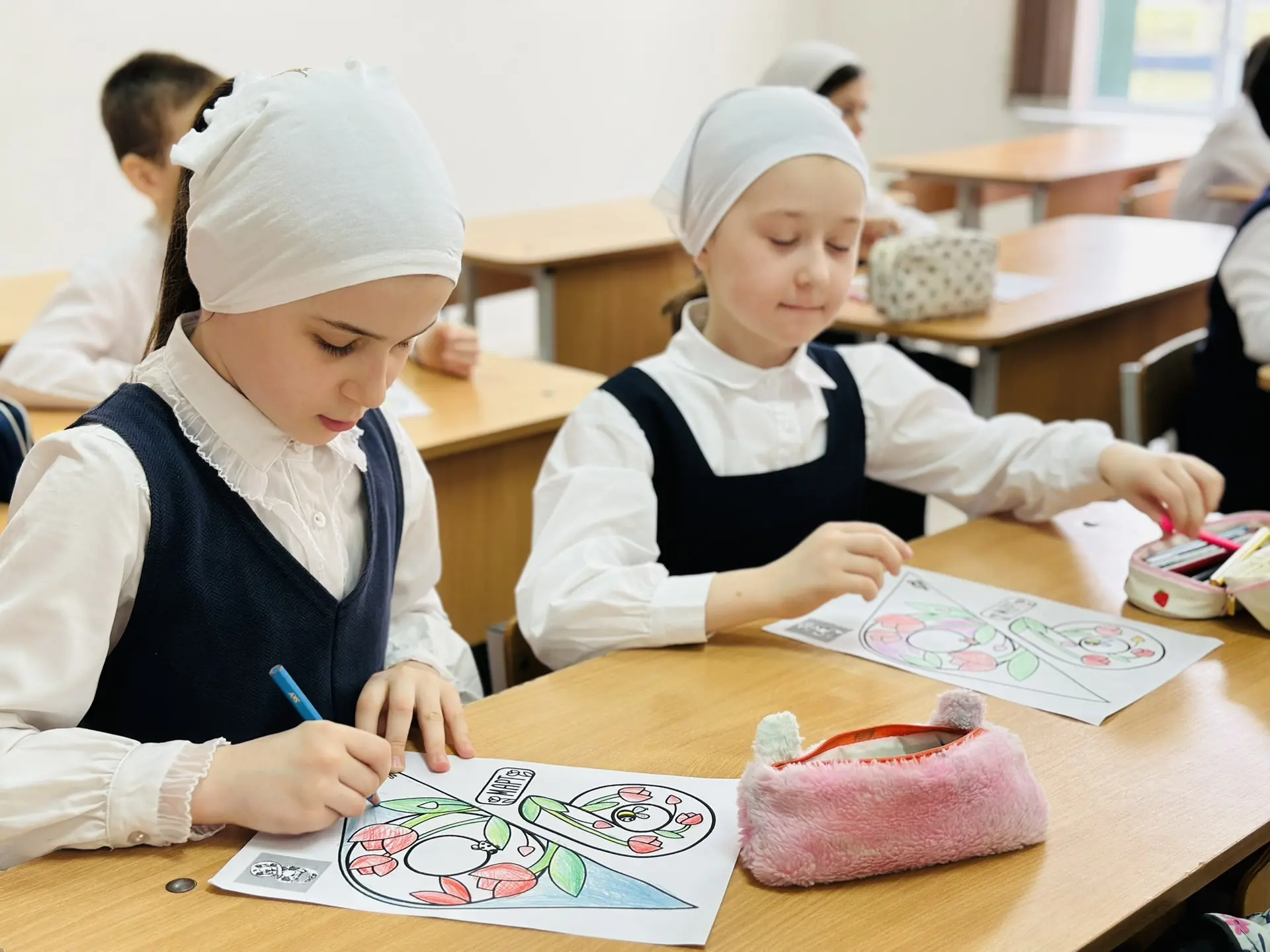 Творческое занятие в 2 «Б» классе к Международному женскому дню🌷  В рамках мероприятий, посвященных 