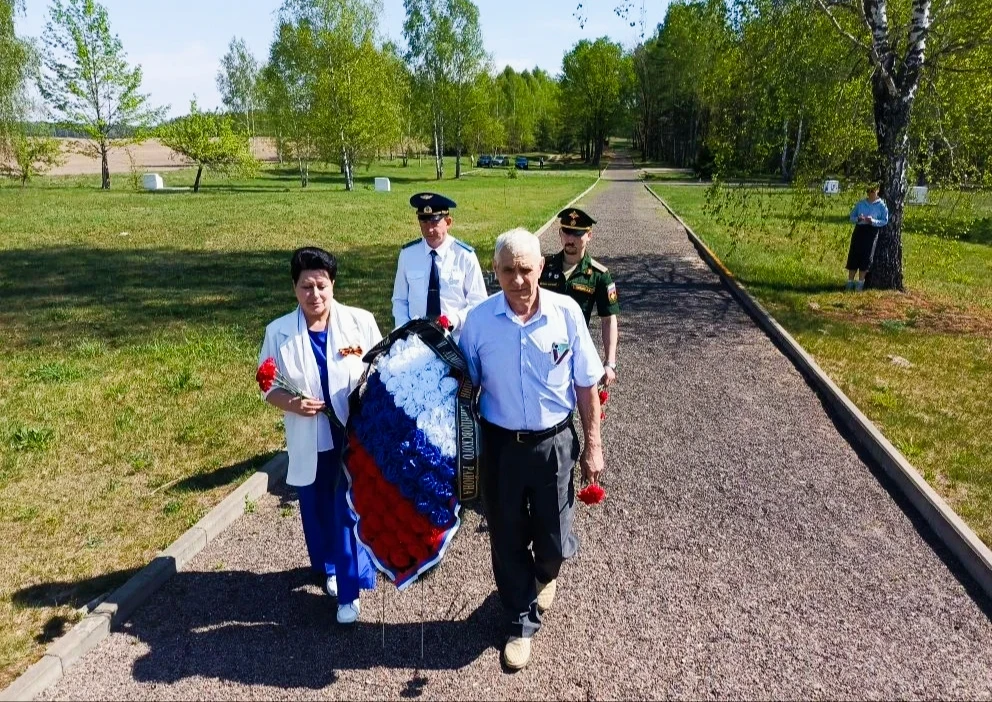 🇷🇺Руководители Клинцовского района, Холуев В. И. и Максименко Л. И. вместе с прокурором района Родин