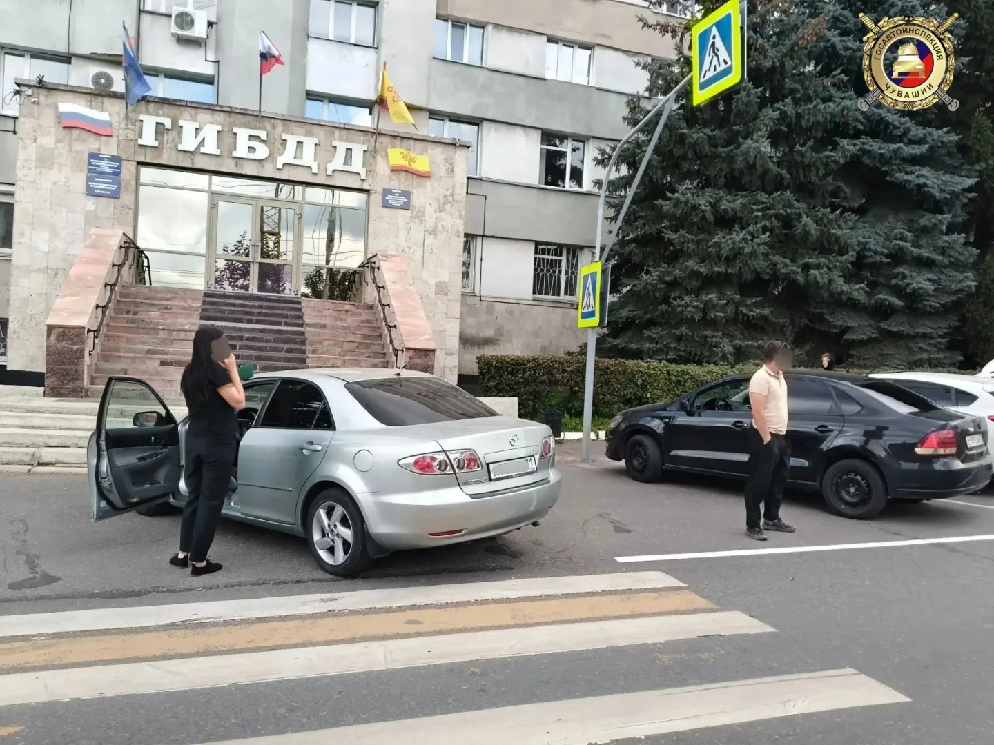 🚨🅿️ Штрафы с самовывозом: две автоледи бросили иномарки у крыльца ГИБДД и словили мгн...