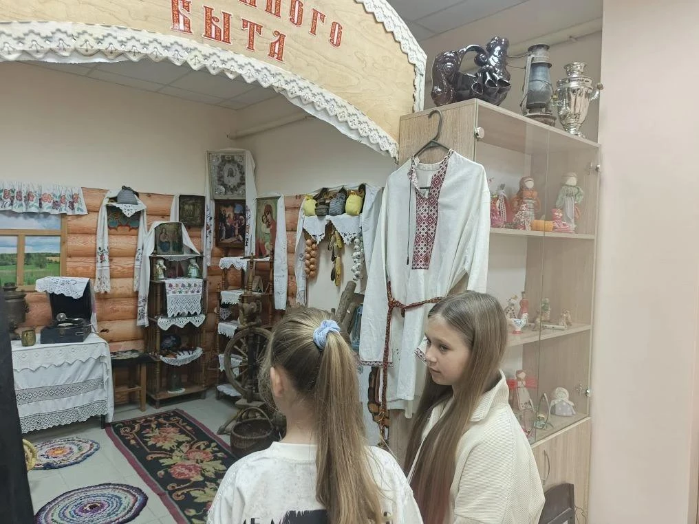 В  комнате  старинного быта нашего Районного дома народного творчества прошла  программа «Русская пе