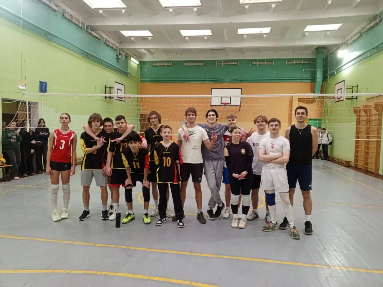 Выпускники & лицеисты🏐  Яркое событие в жизни лицея — дружеская встреча по волейболу! На площадке со