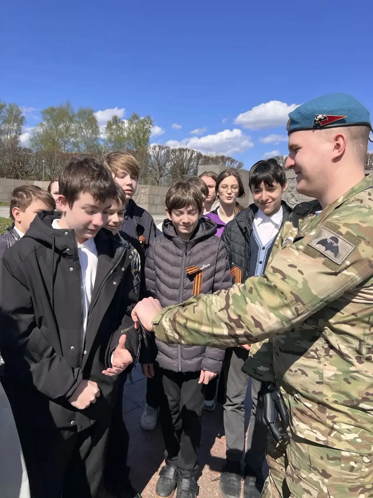 «К нему не зарастет народная тропа»... 🕊️  Эти строки А.С. Пушкина обретают особый смысл на Пискарев