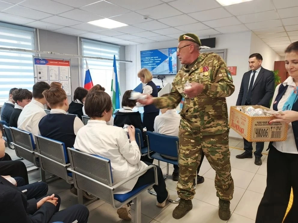 В преддверии празднования Дня Победы обучающиеся 7А класса посетили Кадровый центр «Работа России», 