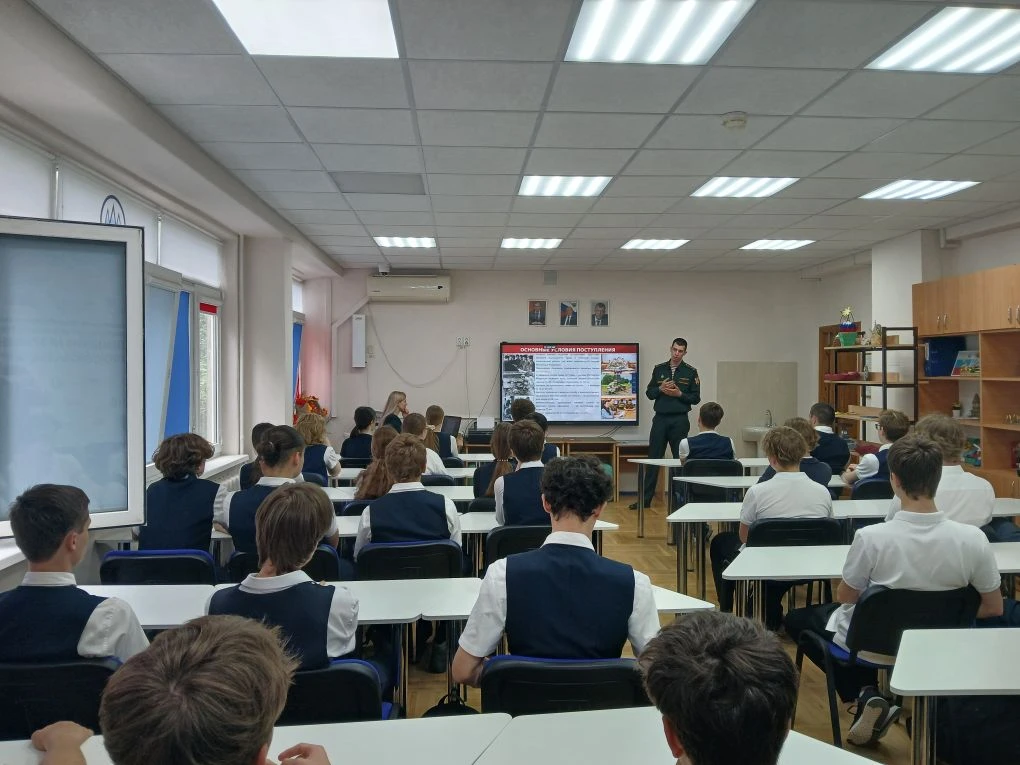 🇷🇺 Профориентация в действии: выбор будущих защитников Отечества  Сегодня в гимназии №87 прошла важн