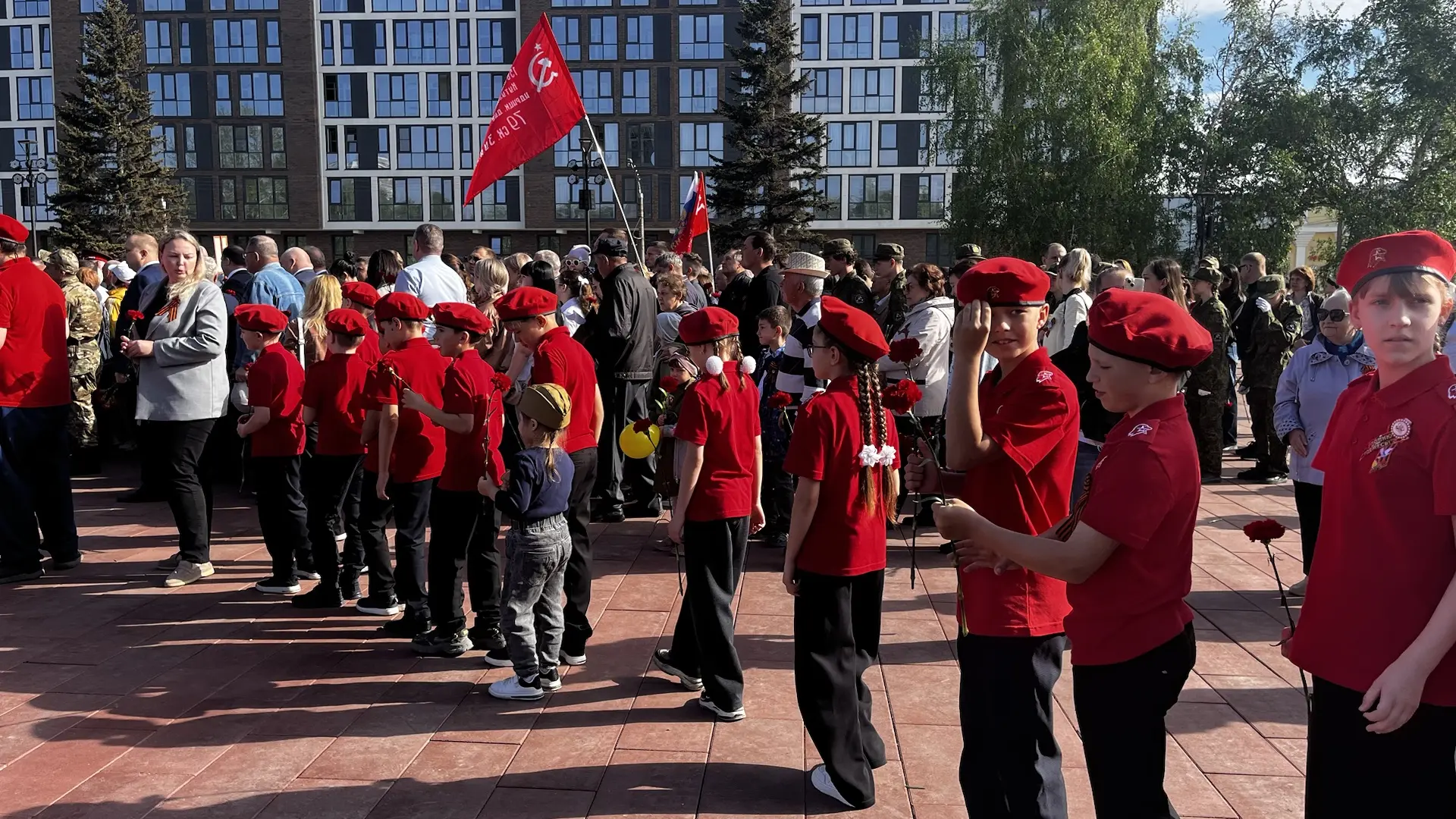 #9мая2026🕊️  🇷🇺Учащиеся 3 «Д» класса- будущие юнармейцы, вместе с выпускниками юнармейского отряда «