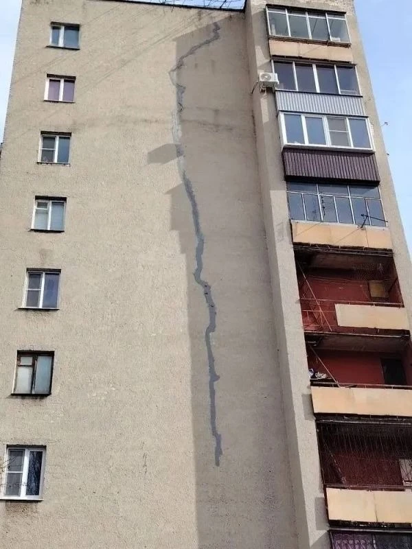 🏚 Жители дома на Космонавтов боятся, что их дом может начать разваливаться быстрее — пока рядом гото