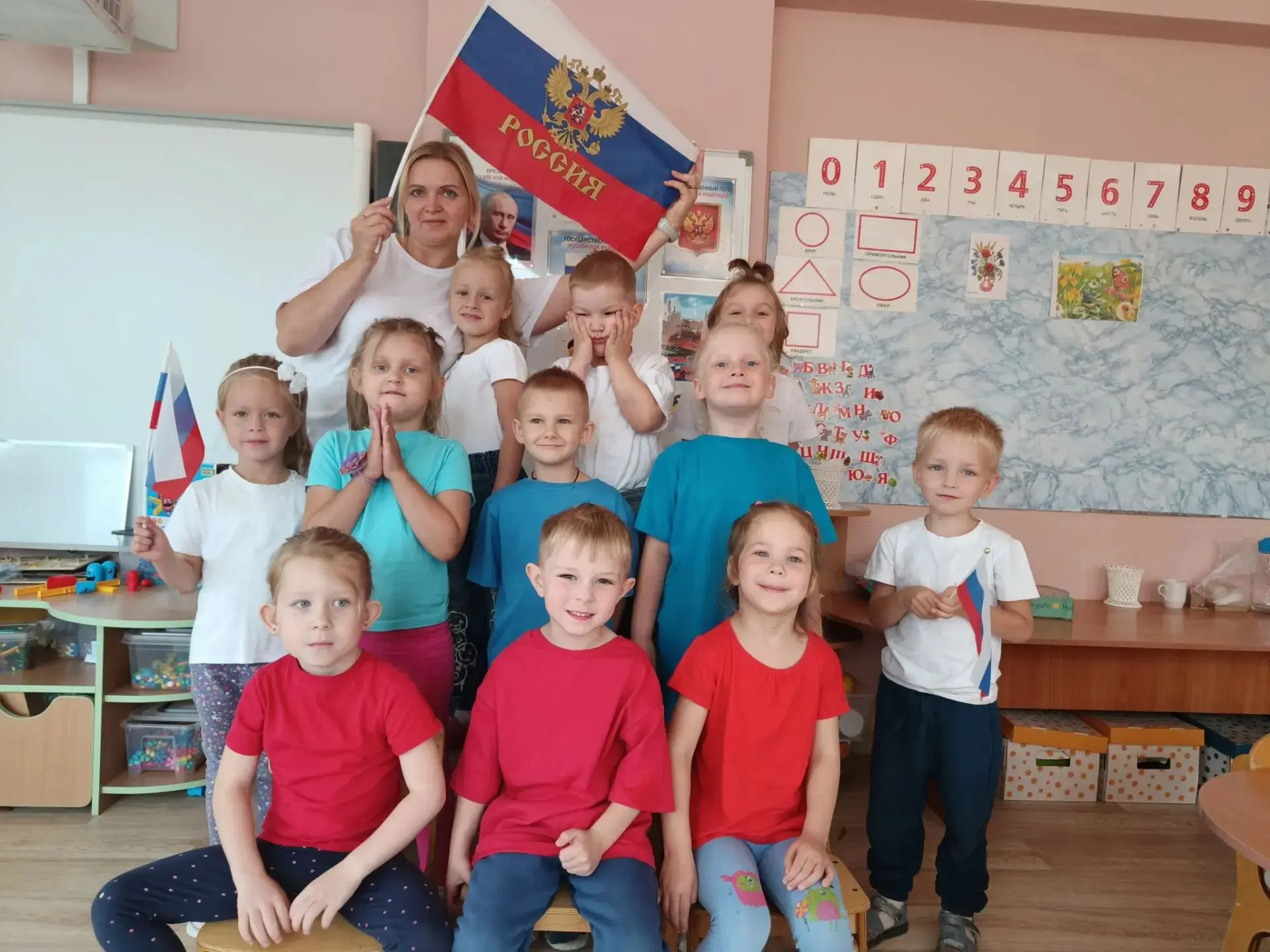 ✨В младшей группе «Ромашка» с радостью и трепетом отметили День флага России!