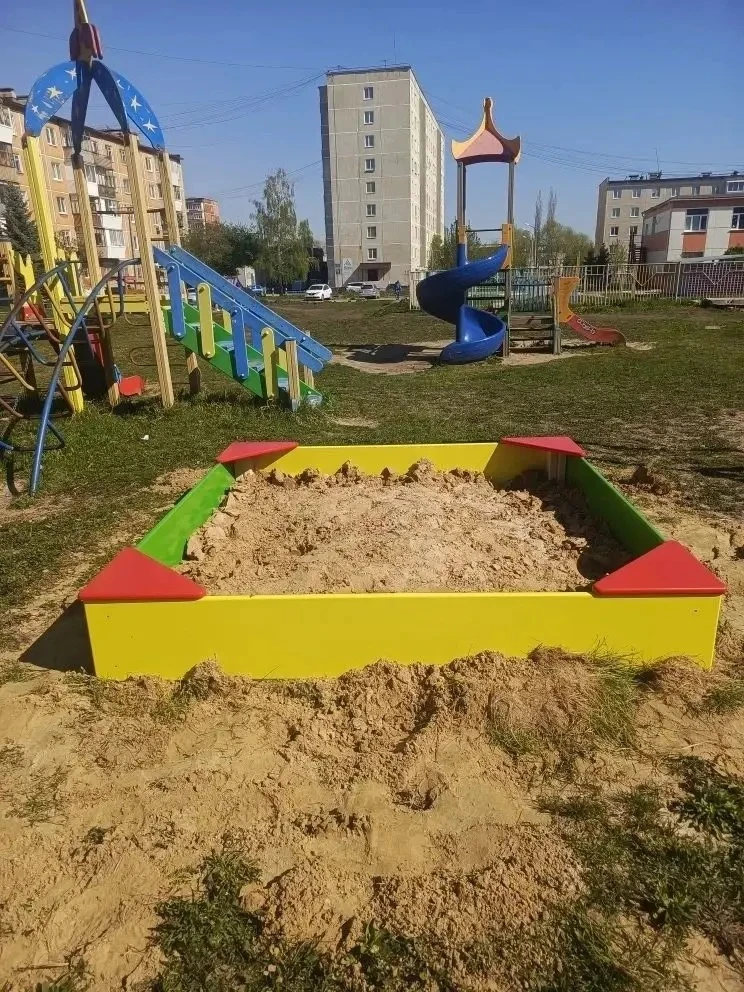 В Каменске-Уральском начали устанавливать новые песочницы во дворах  Работы проводят ежегодно по обр