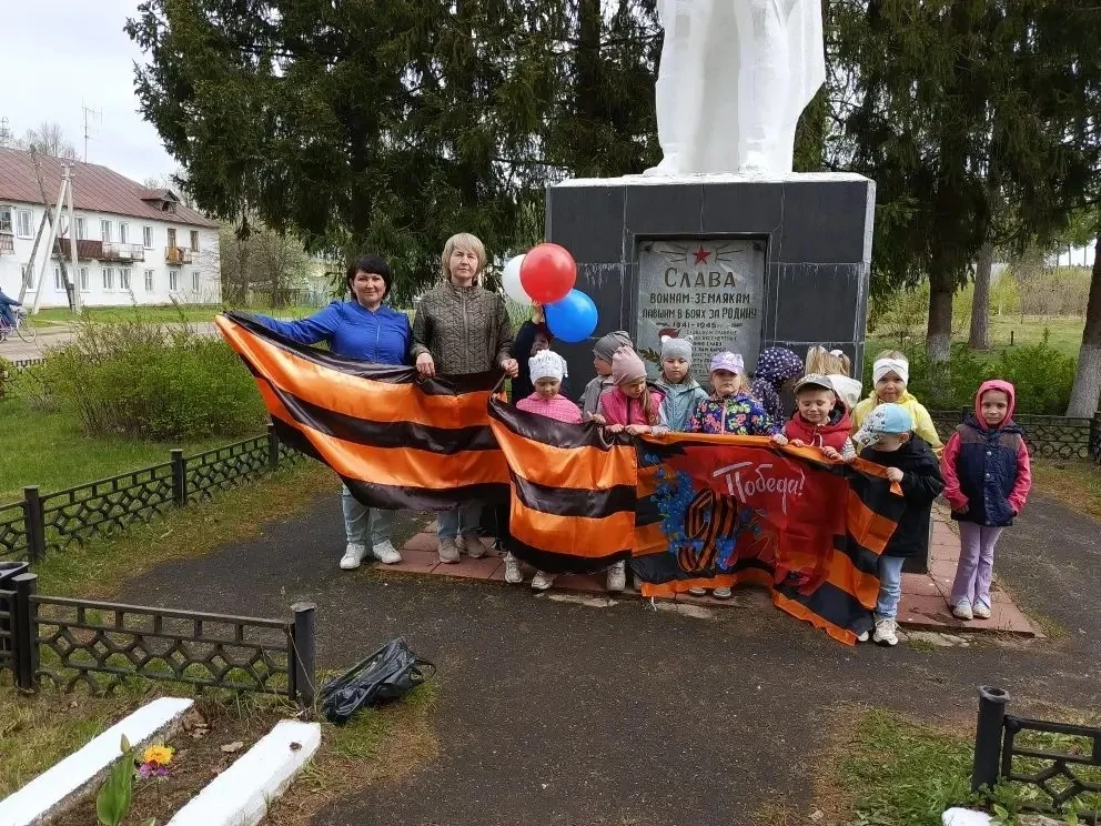 Память в сердце!!! 7 мая Воспитанники  нашего детского сада возложили цветы к памятнику...