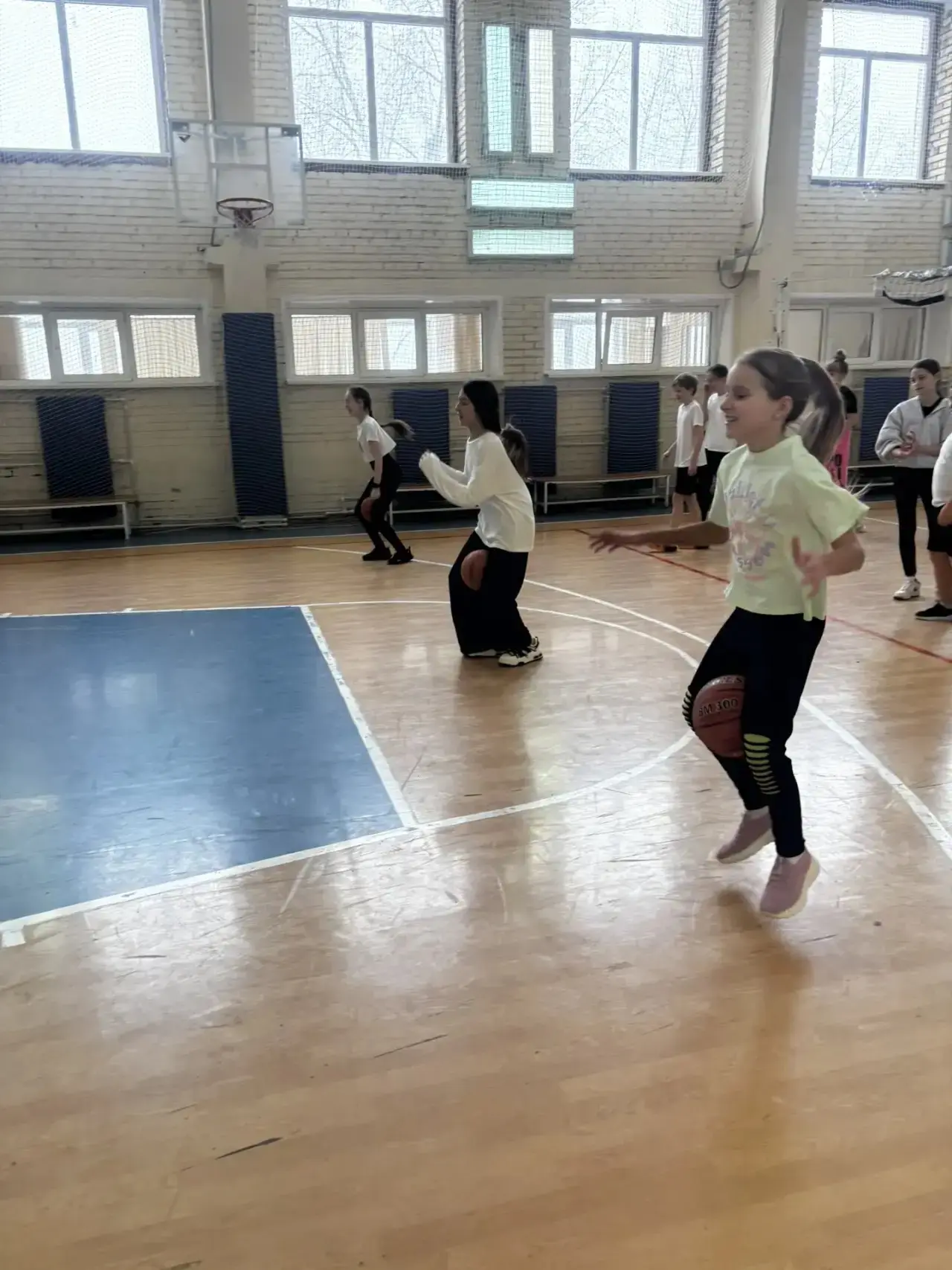 Зарядились здоровьем на все 100! 🏃‍♀️🏃‍♂️  Сегодня в стенах нашей любимой 175-й школы было жарко, ка