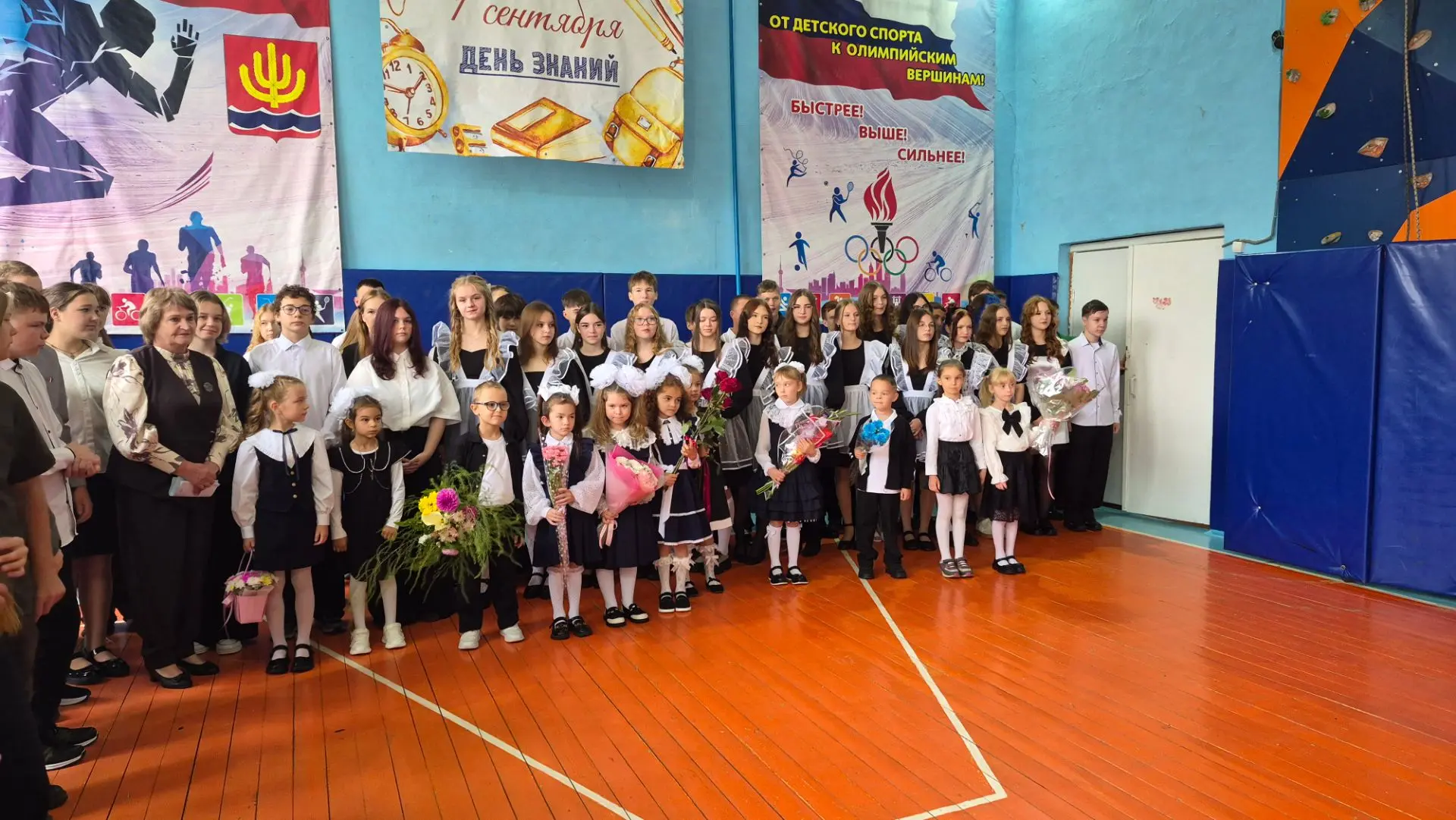 🎉 Торжественная линейка в Николо‑Шангской школе: День знаний отметили вместе с почётны...