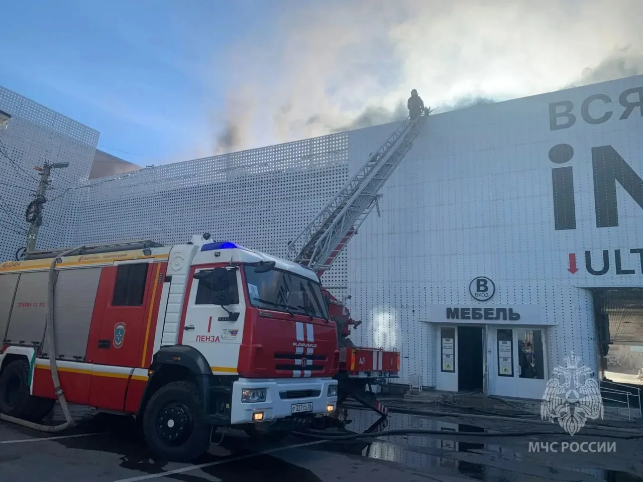 ⚠️🔥Торговый центр загорелся в Пензе — огонь распространился по кровле, сообщили в местном МЧС. 

🚒