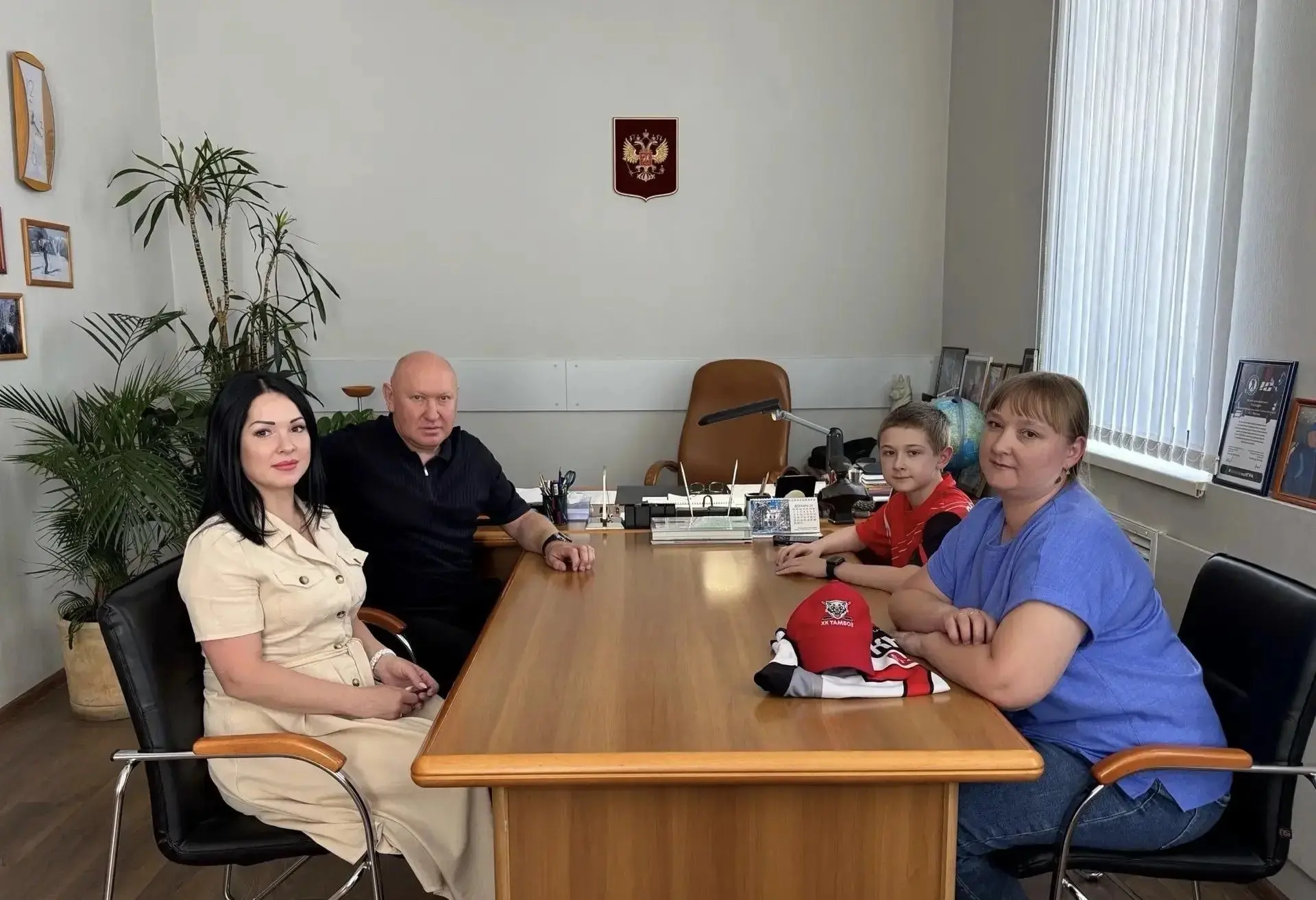 Клюшка из Кремлёвской ели и шайба с автографом Овечкина — в руках юного хоккеиста!  Иногда самые цен