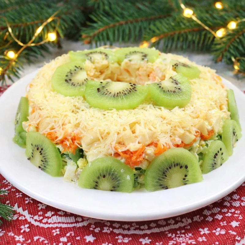 САЛАТ «МАЛАХИТОВЫЙ БРАСЛЕТ» С КИВИ И КУРИЦЕЙ

ИНГРЕДИЕНТЫ (5 порций):
✅ Куриное филе (отварное) — 15