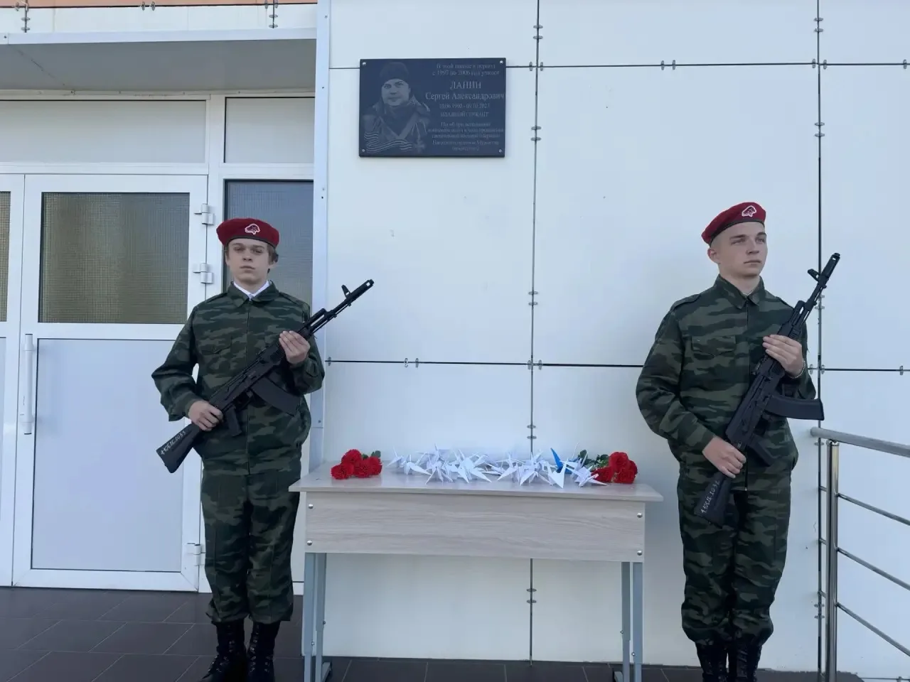 🕊 Память жива: сегодня у мемориальных досок состоялся торжественный пост №1