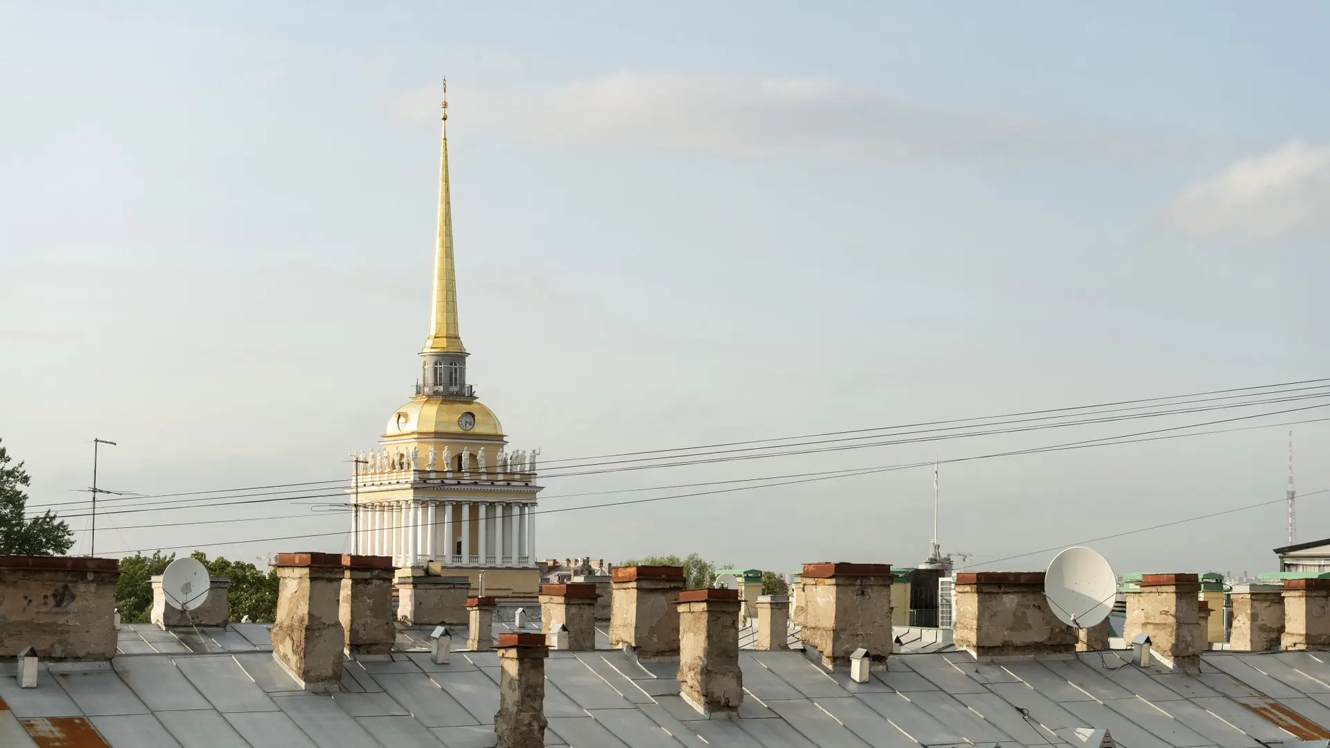 Самобытная двухкомнатная квартира с окнами на шпиль Адмиралтейства

Видео про квартиру с невероятным