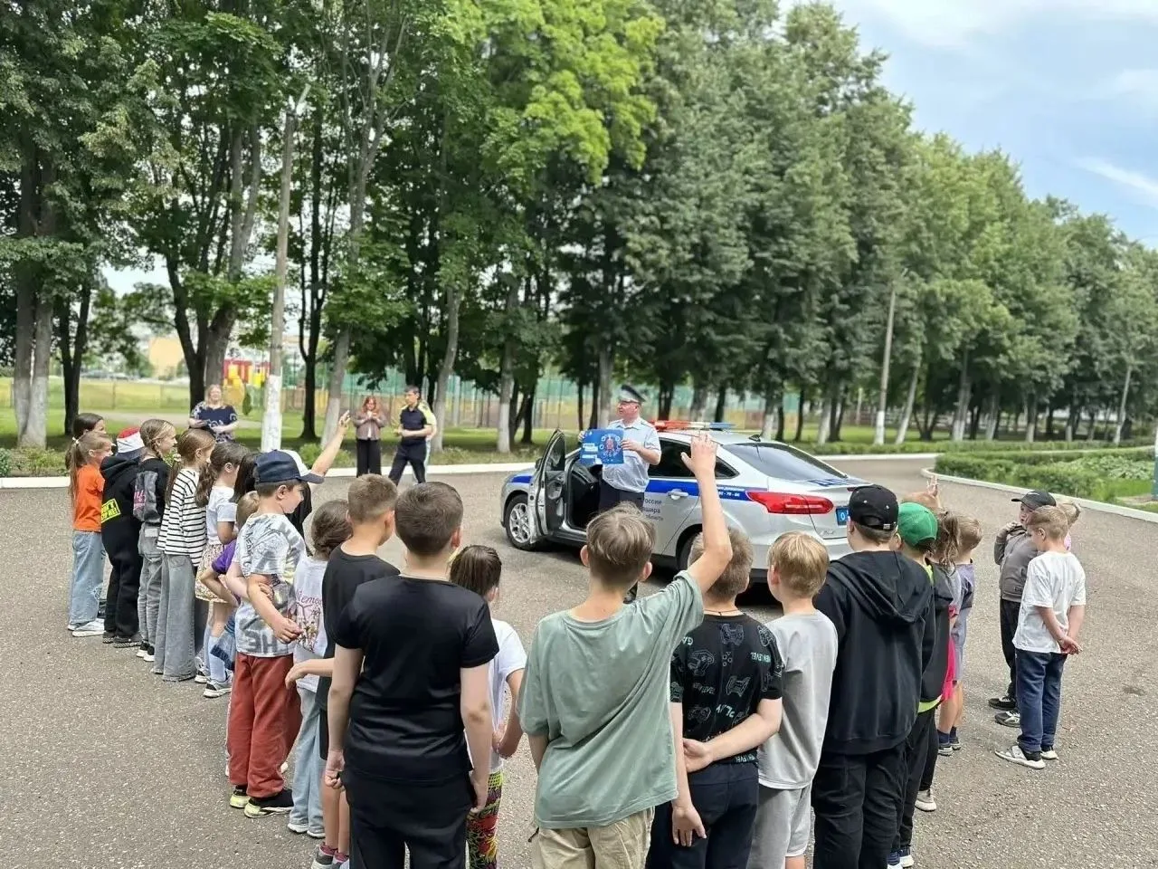 🚦 БЕЗОПАСНОСТЬ НА ДОРОГАХ

На днях воспитанники детского пришкольного лагеря школы №2 встретились с