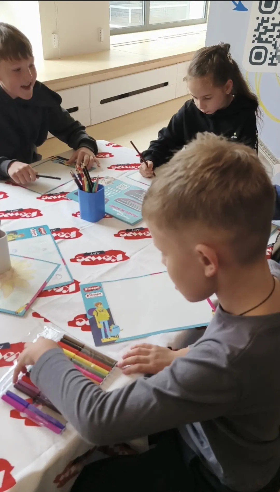 🎨 В нашем обновлённом корпусе прошёл творческий мастер‑класс от компании КОМУС! 🎉