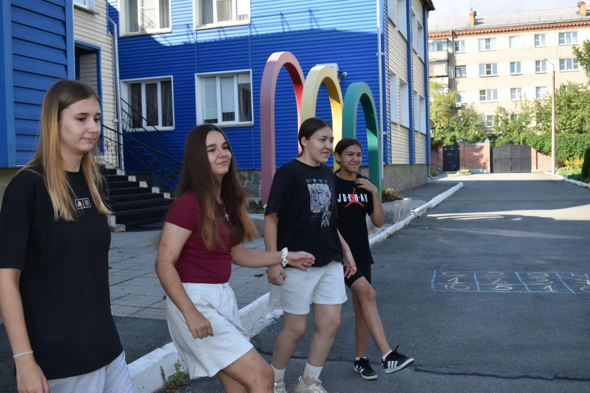 Лето, двор, смех и беготня — вот она, живая молодость!