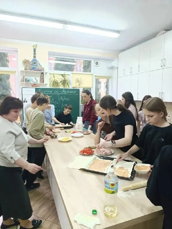 Пока начальная школа мастерит, средняя школа в рамках Родительского фестиваля кулинарит 🔯  Ученики 6