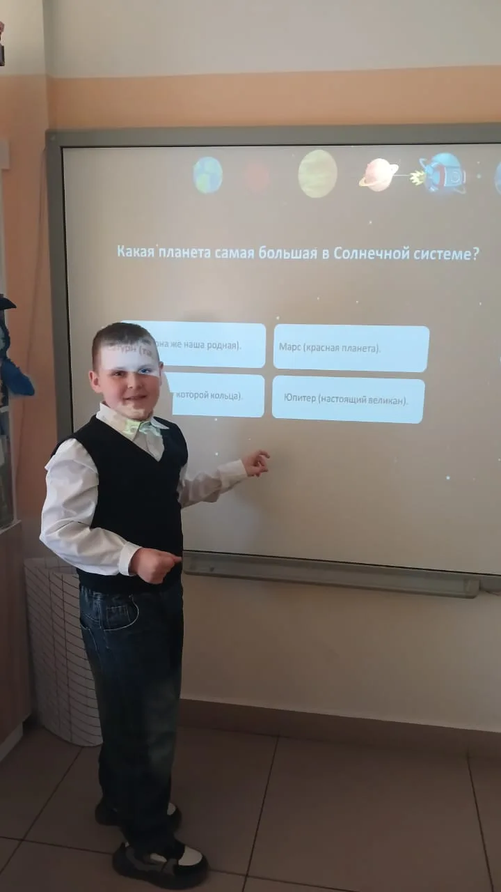 🚀Накануне знаменательной даты во 2Г прошёл особенный классный час, посвящённый 65-летию первого полё