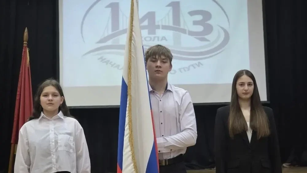 🌟 Торжественное начало дня!  Сегодняшний учебный день в нашей школе начался с особой церемонии — тор