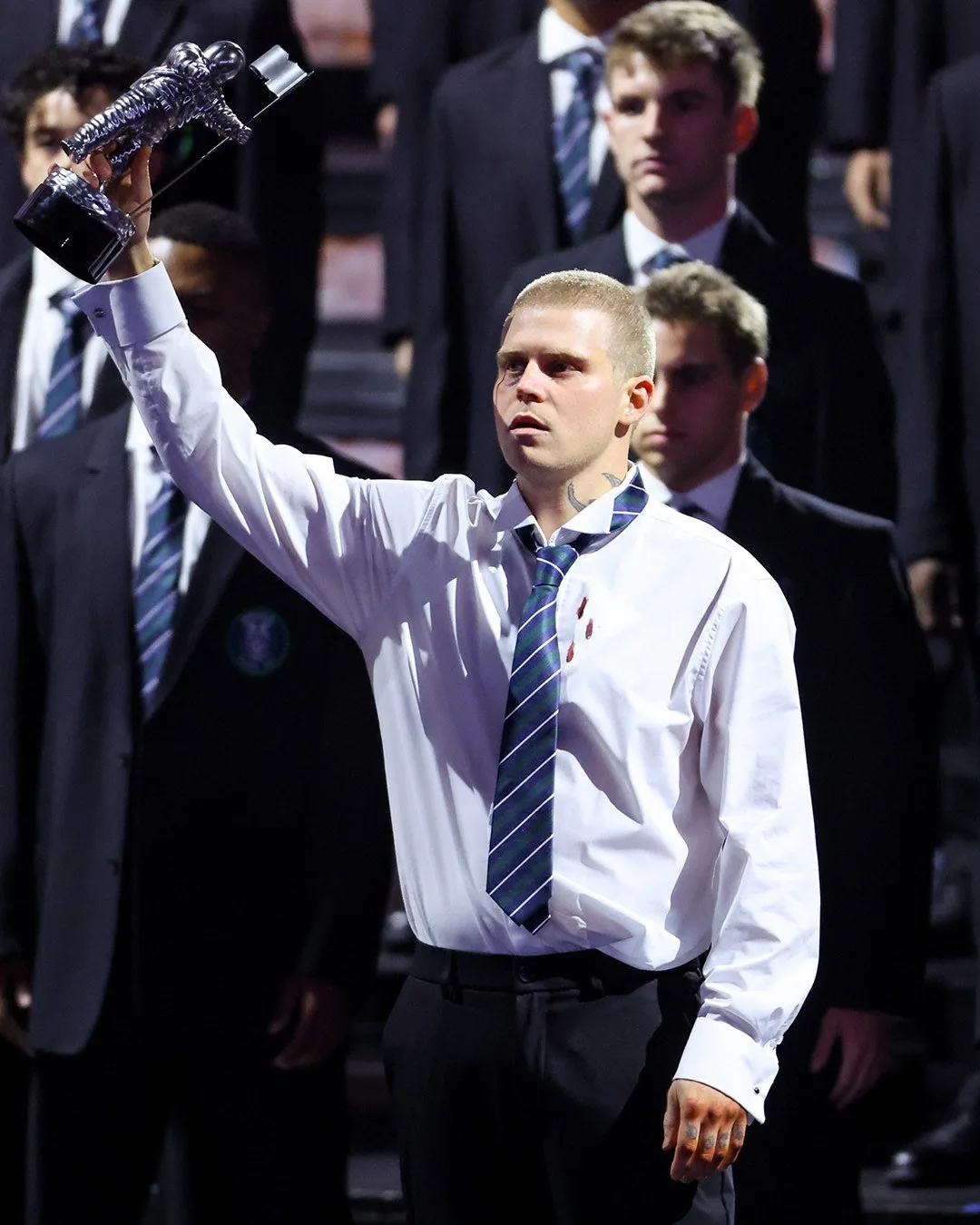 А вот Yung Lean буквально «разнес» сцену на VMA 2026. Во время первого живого исполнени...