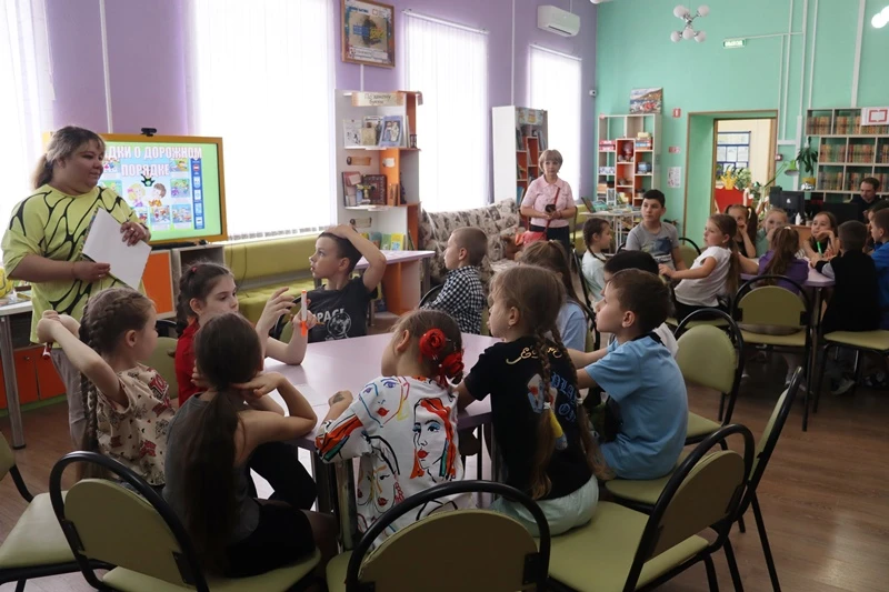 В Центральной детской модельной библиотеке имени В. Дубинина для воспитанников лагеря с дневным преб