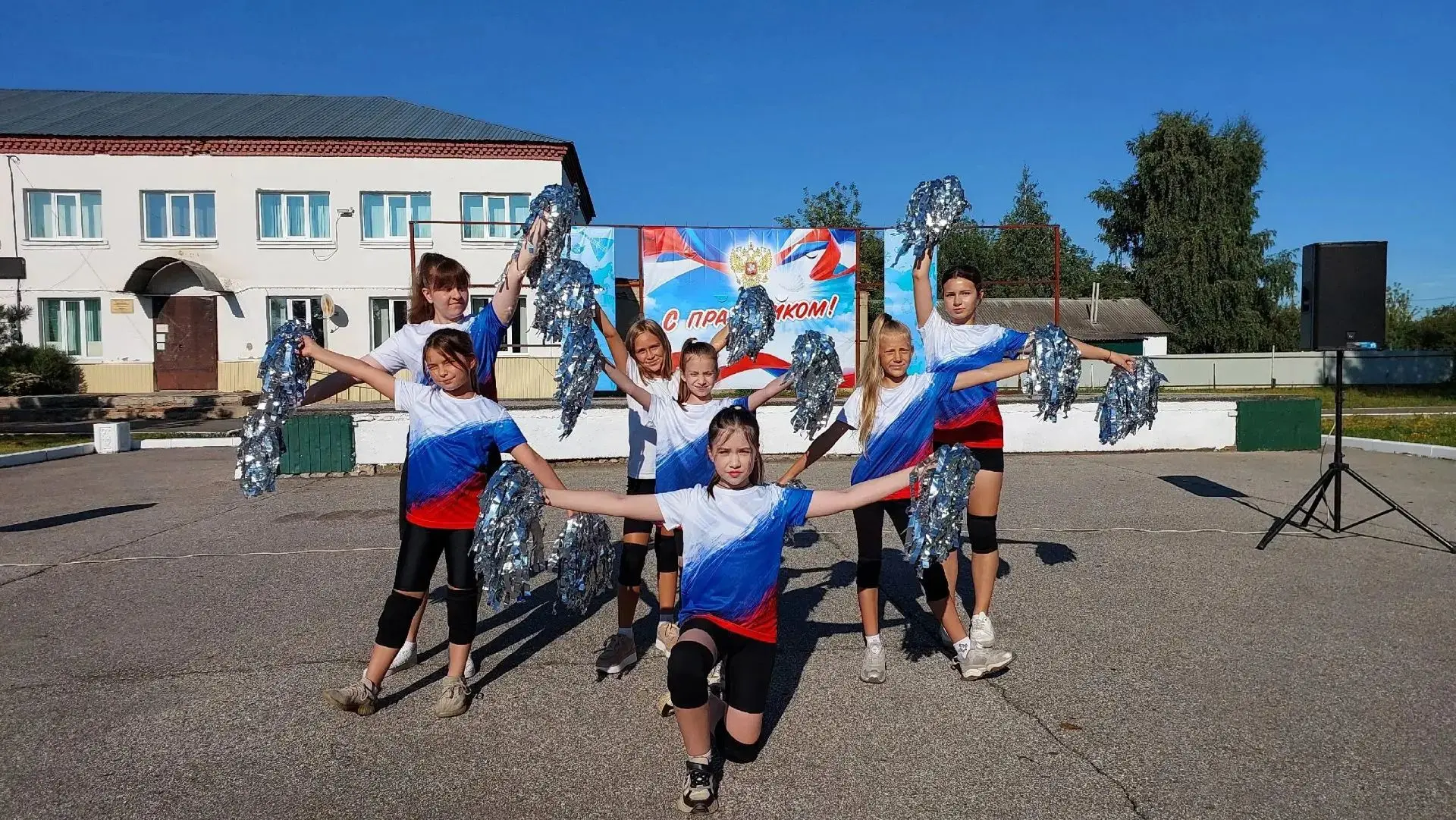 Фрагменты тематической программы ко Дню государственного флага Российской Федерации "Цв...