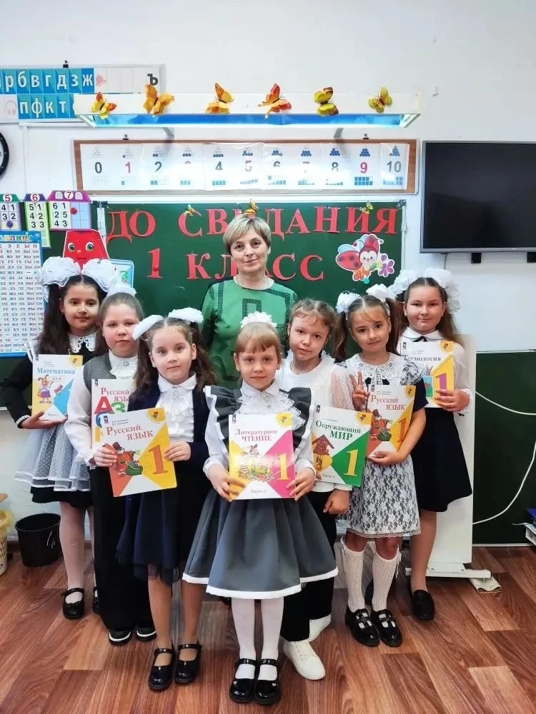 До свидания,1 класс!!
Мы прощаемся с тобой
Перешли мы во второй!!

Ученики 1А класса Всех поздравляю