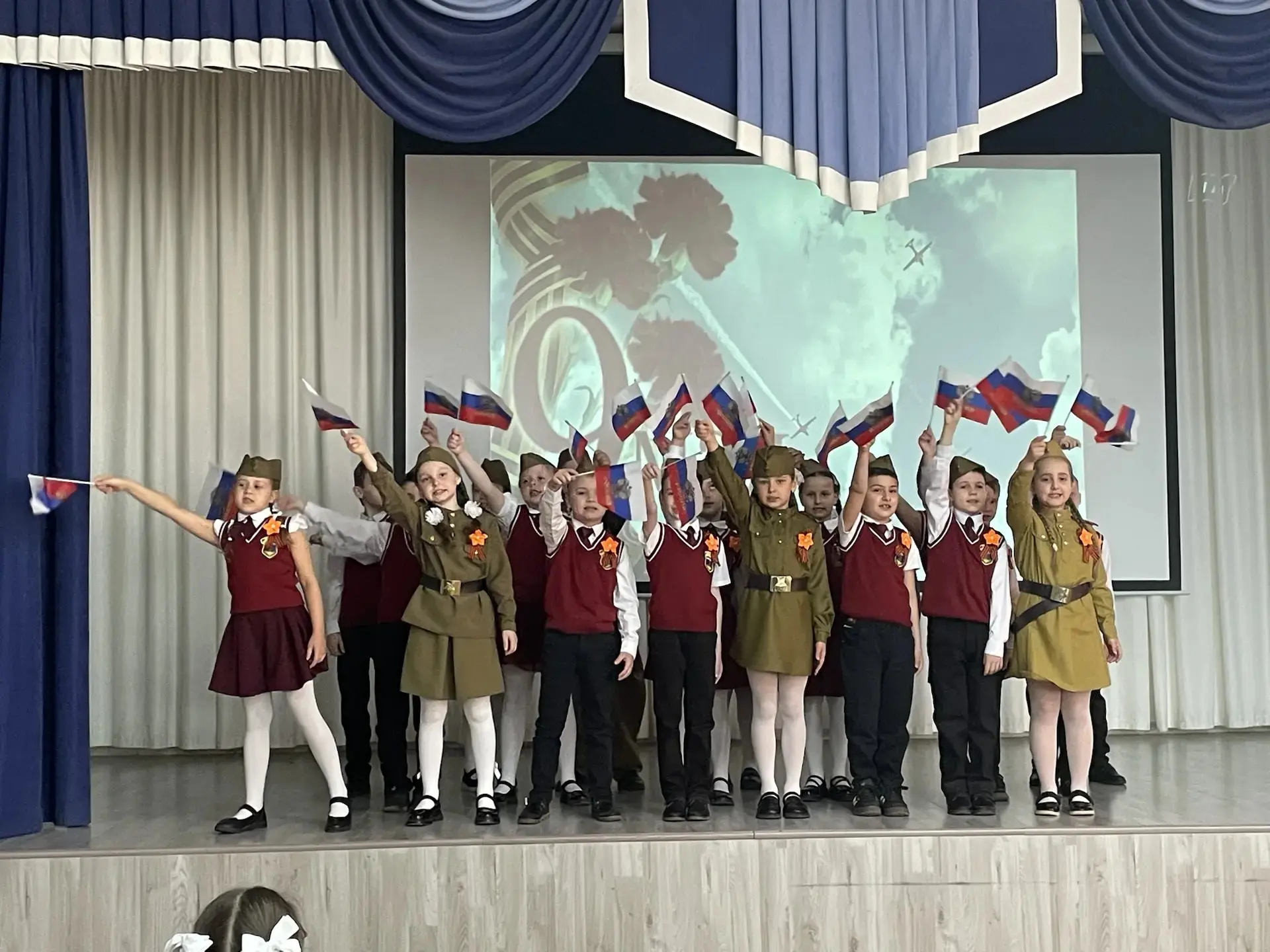 В преддверии 9 Мая ученики начальной школы приняли участие в акции «Классика Победы», посвящённой 81