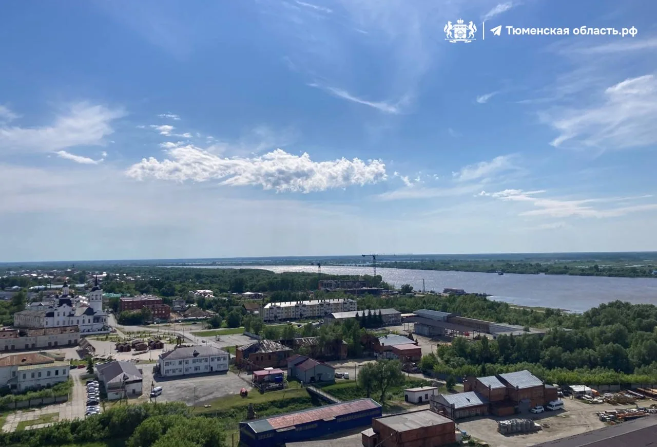 😍 Тобольск прекрасен в любое время суток

Днем можно любоваться зелеными раскидистыми деревьями и И