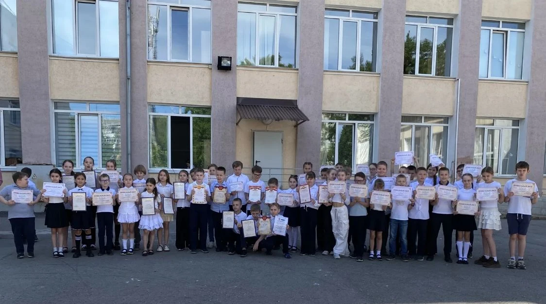 В последние учебные дни в нашей школе состоялись торжественные линейки, посвящённые подведению итого