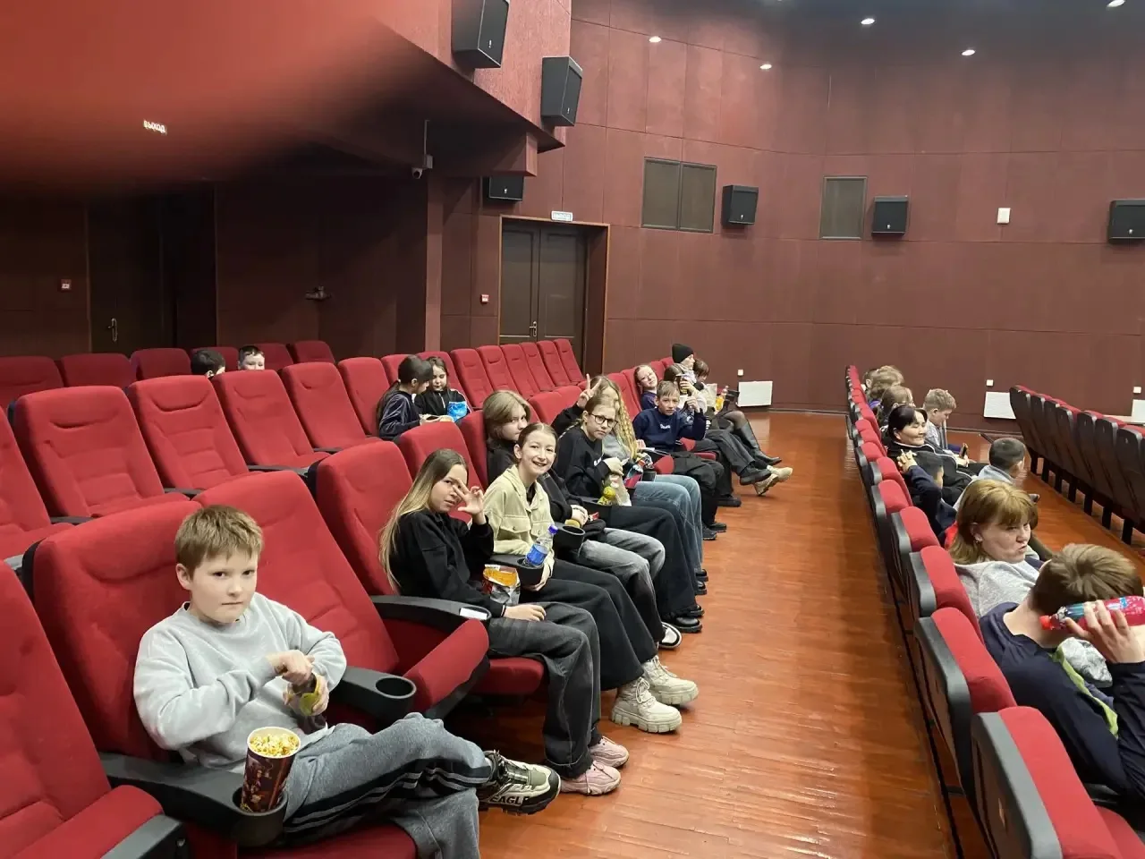 Веселые и безопасные каникулы продолжаются!😊✨5 «а» на фильме «Домовенок Кузя 2»💫