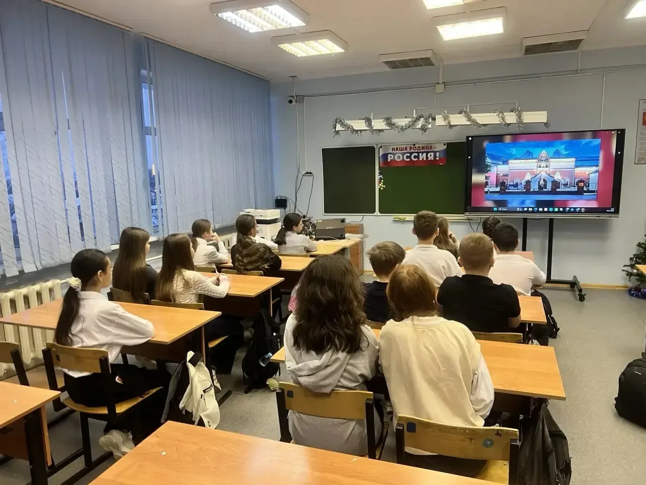 19 января 2026 года в МОУ СОШ имени Д.И. Зернова прошла линейка и торжественная церемония поднятия ф