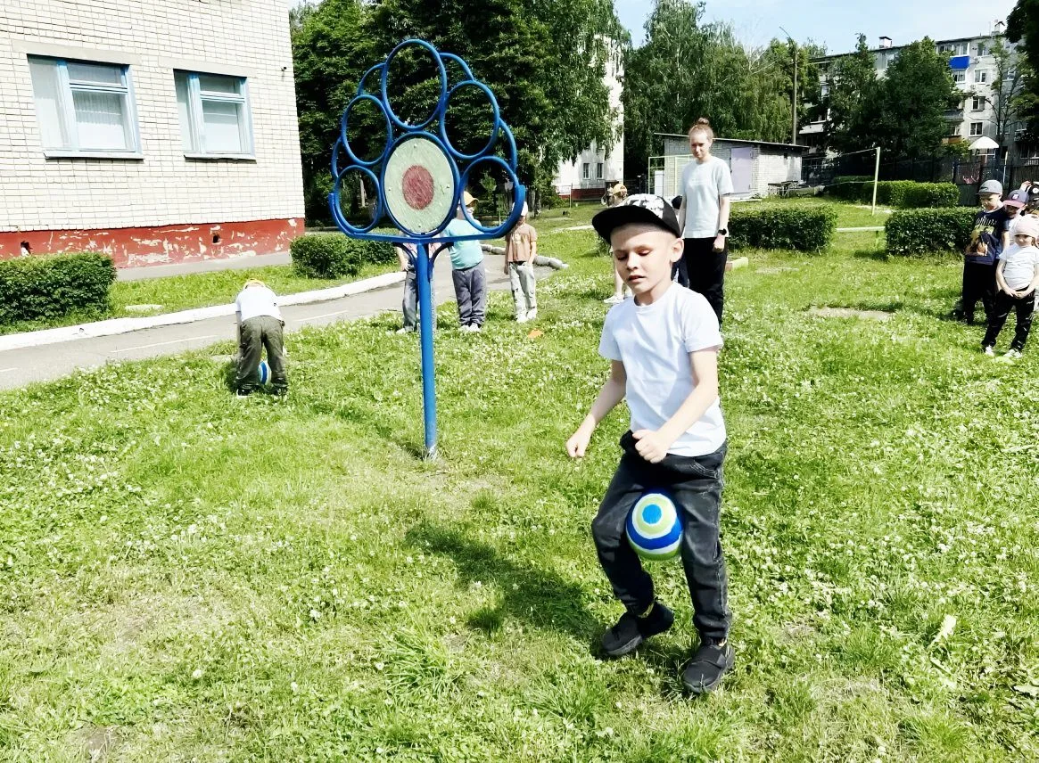 ☀️ С приходом тёплых солнечных дней наши занятия по физической культуре переехали на св...