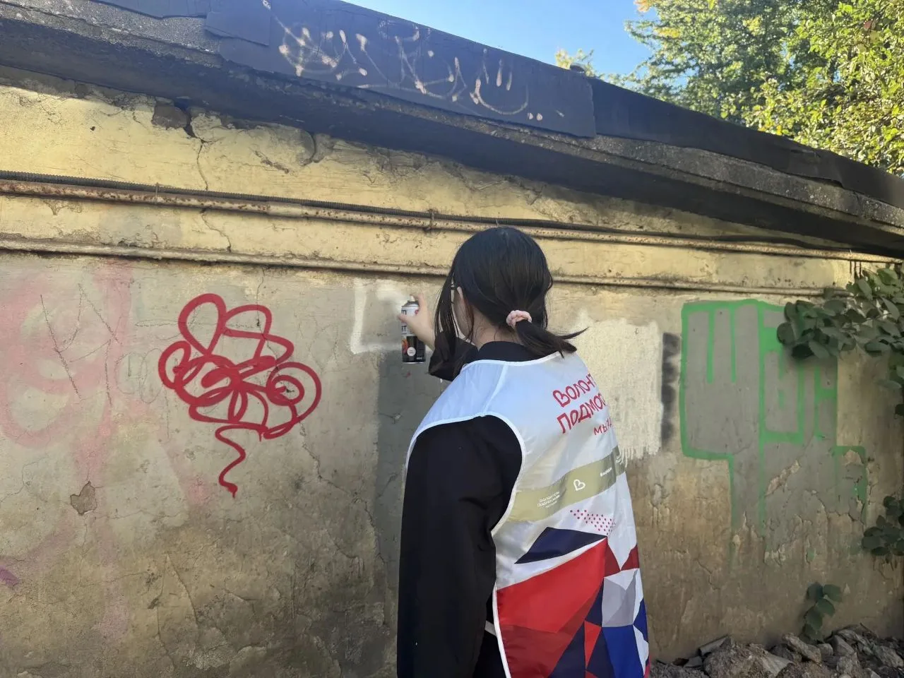 В Лобне в рамках антинаркотического месячника прошел Единый день закрашивания надписей ...