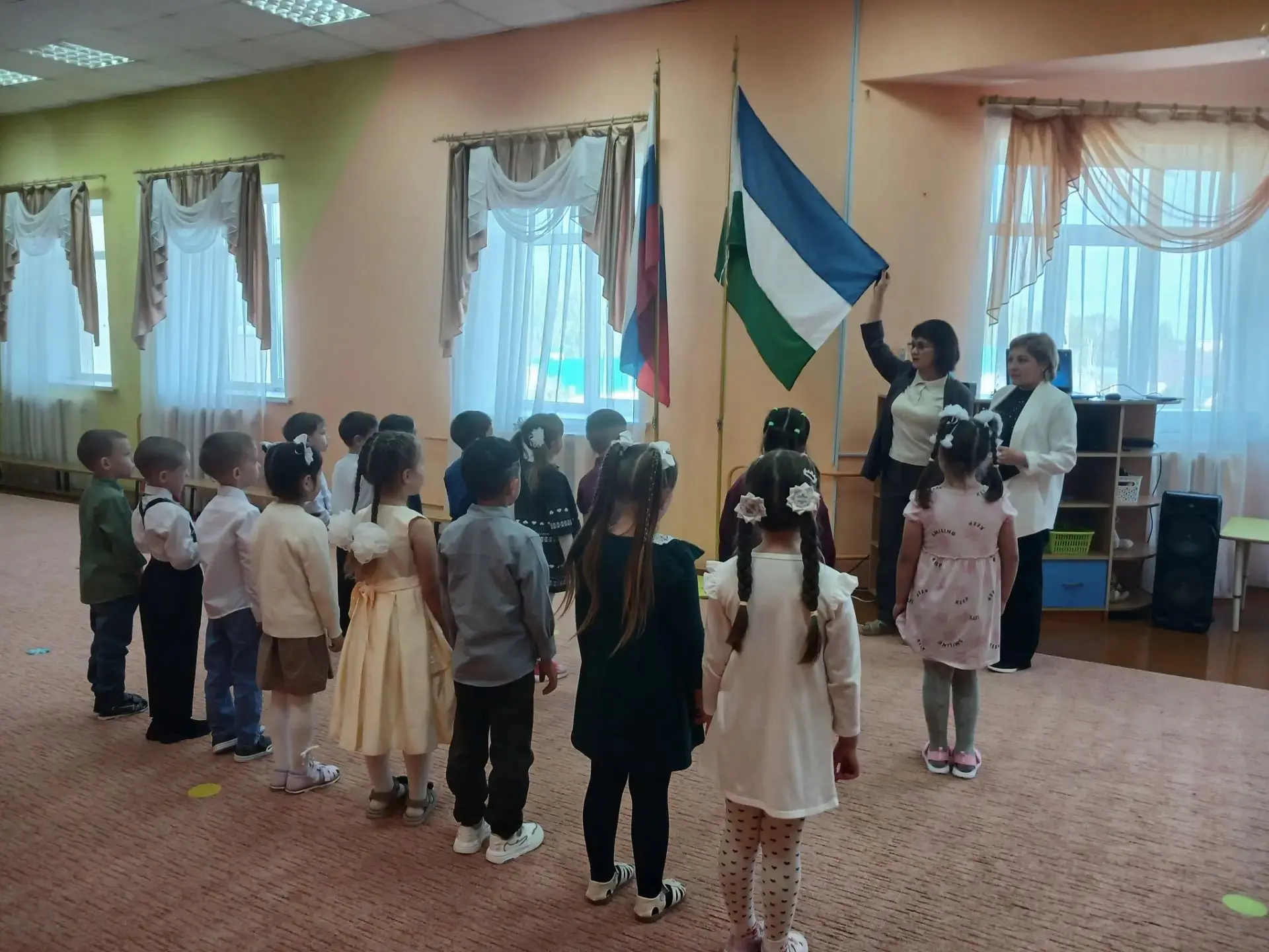 Утро нового  учебного года в нашем детском саду  началось с торжественного ритуала: под...