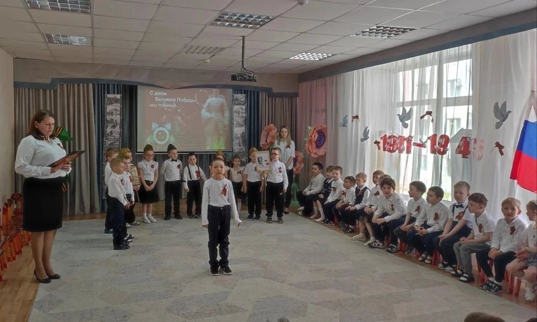 В детском саду прошло тематическое мероприятие, посвященное 9 Мая. Ребята читали стихи, пели песни в
