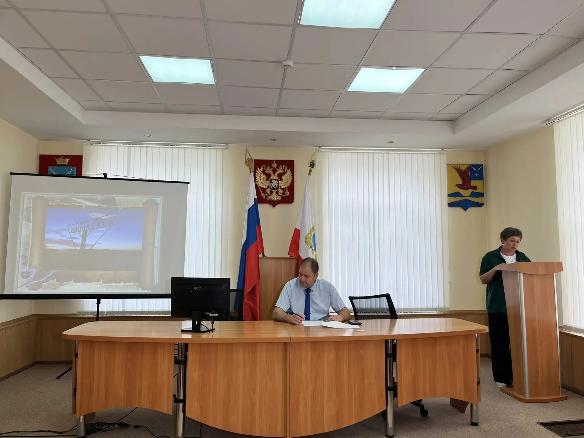 Сегодня глава Озинского района Дмитрий Перин провел постоянно действующее совещание с участием руков